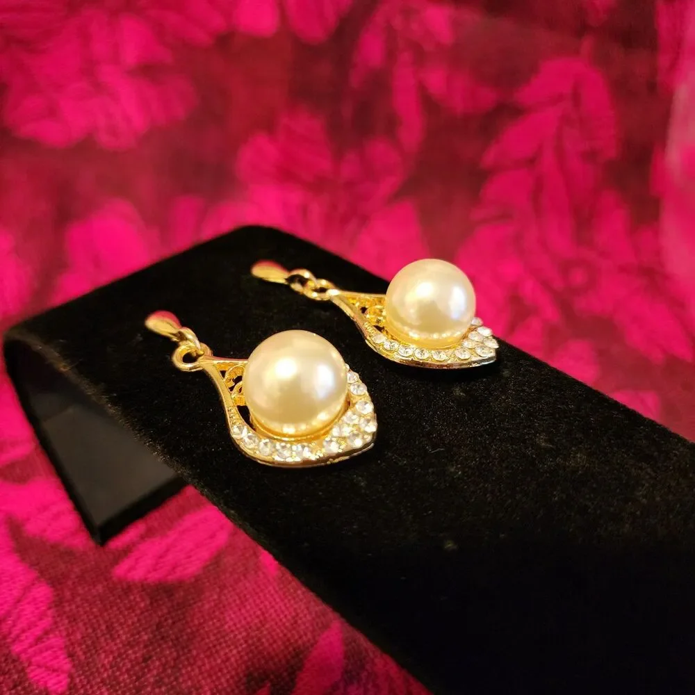 Gold Tone Teardrop Pearl Rhinestone Dangle Earrings. NWOT.
